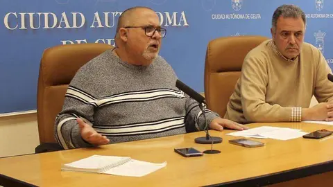 El sindicalista Antonio Ram&iacute;rez (izqda.), junto al responsable jur&iacute;dico de UGT, Ram&oacute;n Llad&oacute; (C.A.)