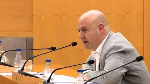 El diputado socialista Juan Guti&eacute;rrez, durante su intervenci&oacute;n en el pleno (C.A.)