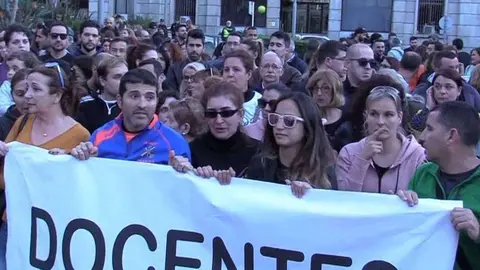 Un momento de la concentraci&oacute;n celebrada esta tarde en la Plaza de los Reyes (C.A.) DOCENTES DETENIDOS