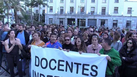 Un momento de la concentraci&oacute;n celebrada esta tarde en la Plaza de los Reyes (C.A.) DOCENTES DETENIDOS