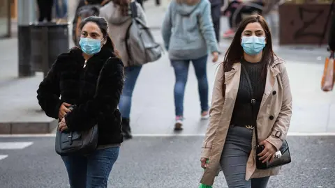 europapress-2676576-personas-con-mascarilla-en-barcelona-por-el-brote-de-coronavirus