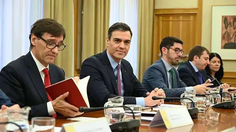 El presidente del Gobierno, Pedro S&aacute;nchez, junto al ministro de Sanidad, Salvador Illa, al inicio de la reuni&oacute;n del Comit&eacute; de Evaluaci&oacute;n y Seguimiento del Coronavirus