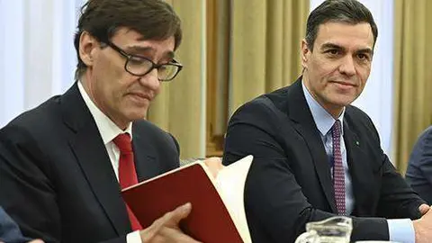 El presidente del Gobierno, Pedro S&aacute;nchez, junto al ministro de Sanidad, Salvador Illa, al inicio de la reuni&oacute;n del Comit&eacute; de Evaluaci&oacute;n y Seguimiento del Coronavirus