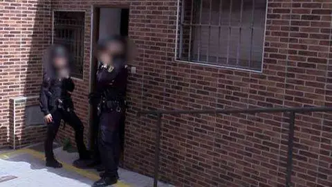 Agentes de la Polic&iacute;a Nacional custodian la entrada a la sede de la Tertulia (C.A.)