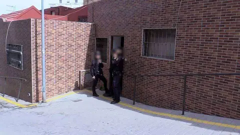 Agentes de la Polic&iacute;a Nacional custodian la entrada a la sede de la Tertulia (C.A.)