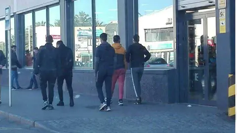 J&oacute;venes marroqu&iacute;es, este lunes por la avenida Ca&ntilde;onero Dato (C.A.)