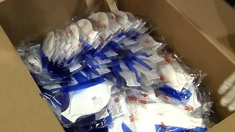 Caja con mascarillas quir&uacute;rgicas (CEDIDA)