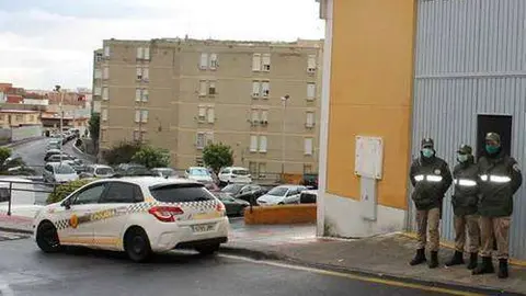 Vigilantes de Eulen, junto a una patrulla de la Polic&iacute;a Local, en el pabell&oacute;n La Libertad (J. CHELLARAM)