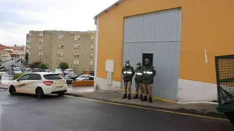 Vigilantes de Eulen, junto a una patrulla de la Polic&iacute;a Local, en el pabell&oacute;n La Libertad (J. CHELLARAM)