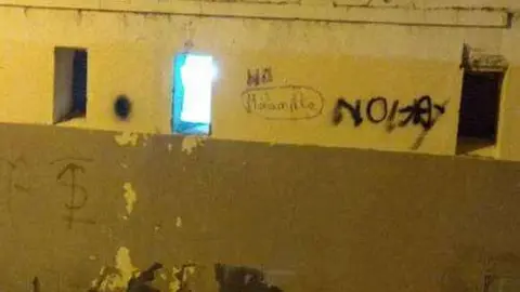 Ventana por la que escap&oacute; el grupo de unos 30 acogidos en el pabell&oacute;n (CEDIDA)
