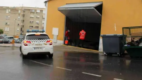 Patrulla de la Polic&iacute;a Local a las puertas de La Libertad (J. CHELLARAM)