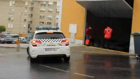 Patrulla de la Polic&iacute;a Local a las puertas de La Libertad (J. CHELLARAM)
