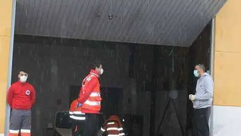 Voluntarios de Cruz Roja, esta ma&ntilde;ana a las puertas del pabell&oacute;n La Libertad (JAVIER CHELLARAM)