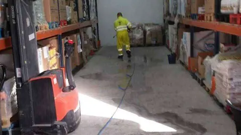 Trabajos de desinfecci&oacute;n en las instalaciones del Banco de Alimentos (CEDIDA)