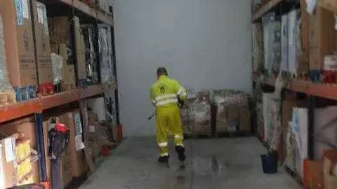 Trabajos de desinfecci&oacute;n en las instalaciones del Banco de Alimentos (CEDIDA)