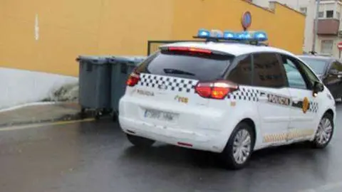 Coche patrulla de la Polic&iacute;a Local, estacionado a las puertas del pabell&oacute;n La Libertad (C.A.)