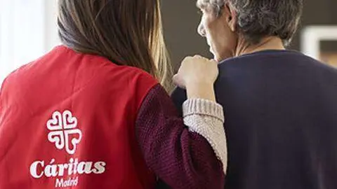 Una voluntaria con un usuario (C&Aacute;RITAS)