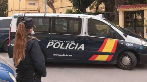 Una agente, junto a un furg&oacute;n policial (J. CHELLARAM)