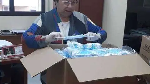 La delegada del Gobierno, Salvadora Mateos, posa con una caja de mascarillas (CEDIDA)