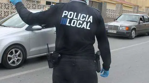 Un agente de la Polic&iacute;a Local, en un control de tr&aacute;fico (J. CHELLARAM)