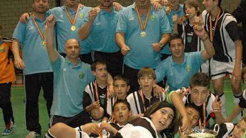 La selecci&oacute;n campeona posa con el trofeo (FFCE)
