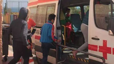 Menores suben a un veh&iacute;culo de la Cruz Roja para su traslado a la Jefatura de la Polic&iacute;a Nacional (J. CHELLARAM)