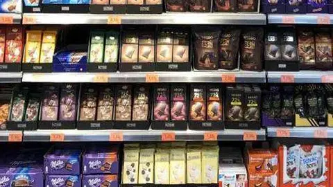 Estanter&iacute;as con chocolates en Mercadona (CEDIDA)