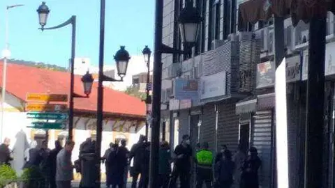 Usuarios ante las puertas del Registro General del Ceuta Center (FeSP-UGT)