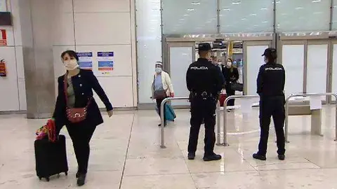 aeropuerto-barajas-residentes-marruecos-repatriados-regreso-avion_ATLVID20200508_0002_3