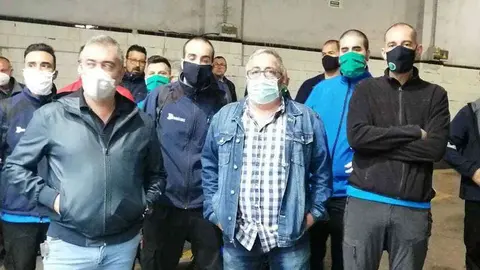 Los trabajadores de Had&uacute;-Almadraba, esta ma&ntilde;ana en las cocheras de la empresa (CEDIDA)