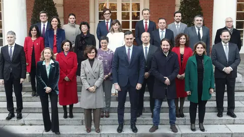 europapress-2590280-foto-de-familia-del-presidente-los-cuatro-vicepresidentes-y-de-los-18-ministros-que-componen-el-gobierno-de-coalicion-del-psoe-y-unidas-podemos-en-la-xiv-legislatura-antes-de-la-celebracion-d