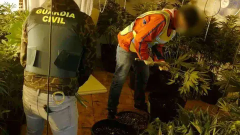 Dos agentes, durante la incautaci&oacute;n de la droga (G. CIVIL>)