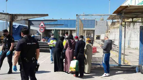 Ciudadanos marroqu&iacute;es hacen cola ante la frontera de El Tarajal (C.A.)