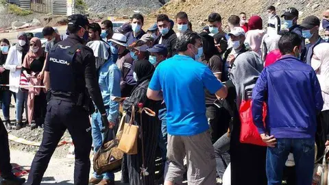 Un grupo de marroqu&iacute;es, concentrados en la rotonda de acceso al Hospital (C.A.)