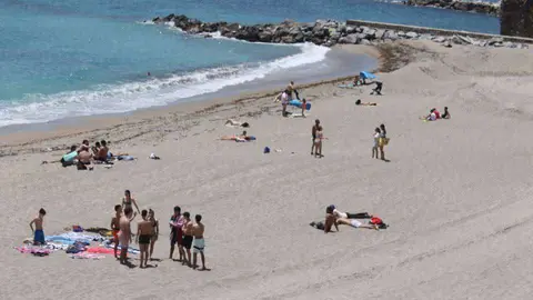Ba&ntilde;istas en una imagen tomada esta ma&ntilde;ana (J. CHELLARAM) PLAYA