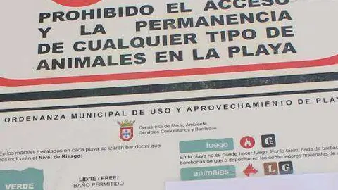 Cartel informativo en el acceso a la playa
