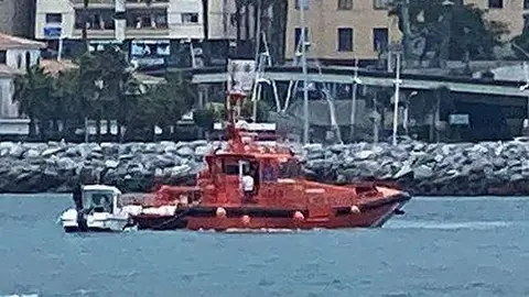 La Salvamar Atria remolca la embarcaci&oacute;n hallada a la deriva (C.A.)