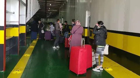 Pasajeros aguardan en el interior del buque que hoy les ha tra&iacute;do a M&aacute;laga desde T&aacute;nger (EMBAJADA DE ESPA&Ntilde;A)