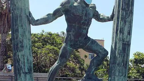 El rostro de la estatua de H&eacute;rcules, cubierto por una mascarilla (J. CHELLARAM)