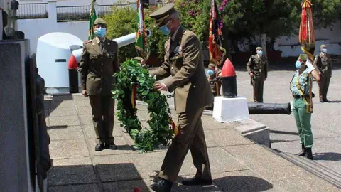 El general Esc&aacute;mez deposita una corona de flores en recuerdo de los fallecidos (CEDIDA) CORONAVIRUS