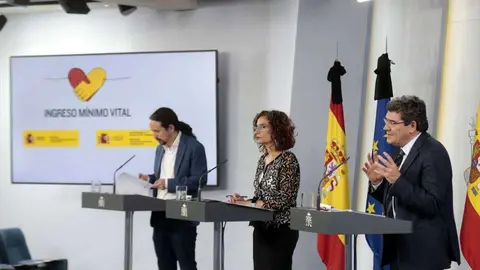 Los ministros Iglesias, Montero y Escriv&aacute;, durante la rueda de prensa ofrecida celebrada ayer tras el Consejo de Ministros (MONCLOA)