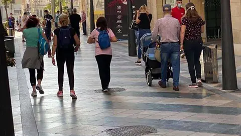 Viandantes en la calle Real (C.A.)