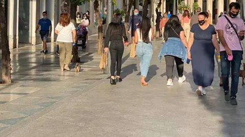 Viandante caminan por el centro de la ciudad (C.A./ARCHIVO)