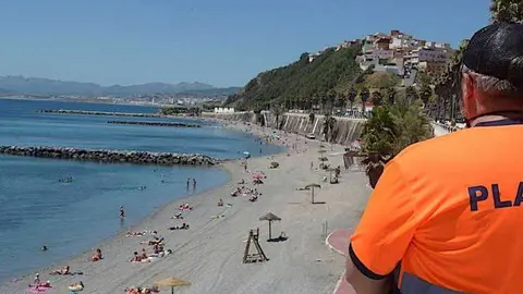 Un operario vigila la playa (CEDIDA)