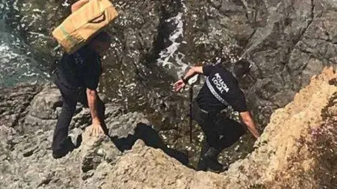 Dos agentes de la Polic&iacute;a Local, durante la intervenci&oacute;n (C.A.)