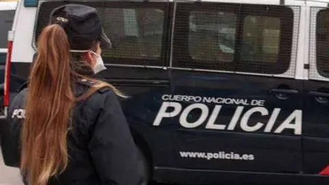 Una agente de la Polic&iacute;a Nacional (C.A./ARCHIVO)