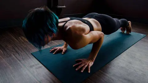  woman-doing-push-ups-2780762 