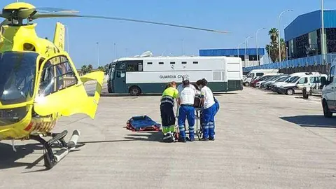 Momento de la evacuaci&oacute;n en helic&oacute;ptero del herido (C.A.)