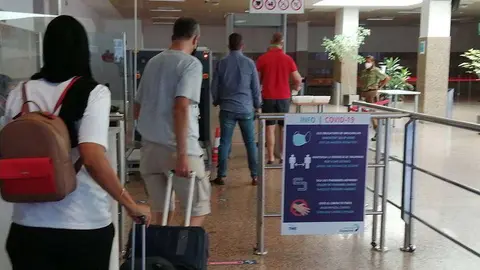Pasajeros embarcar hacia Ceuta en el puerto de Algeciras (C.A.)