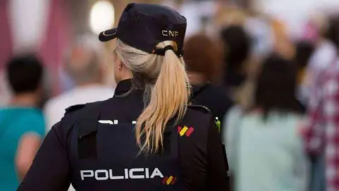 Una agente de la Polic&iacute;a Nacional